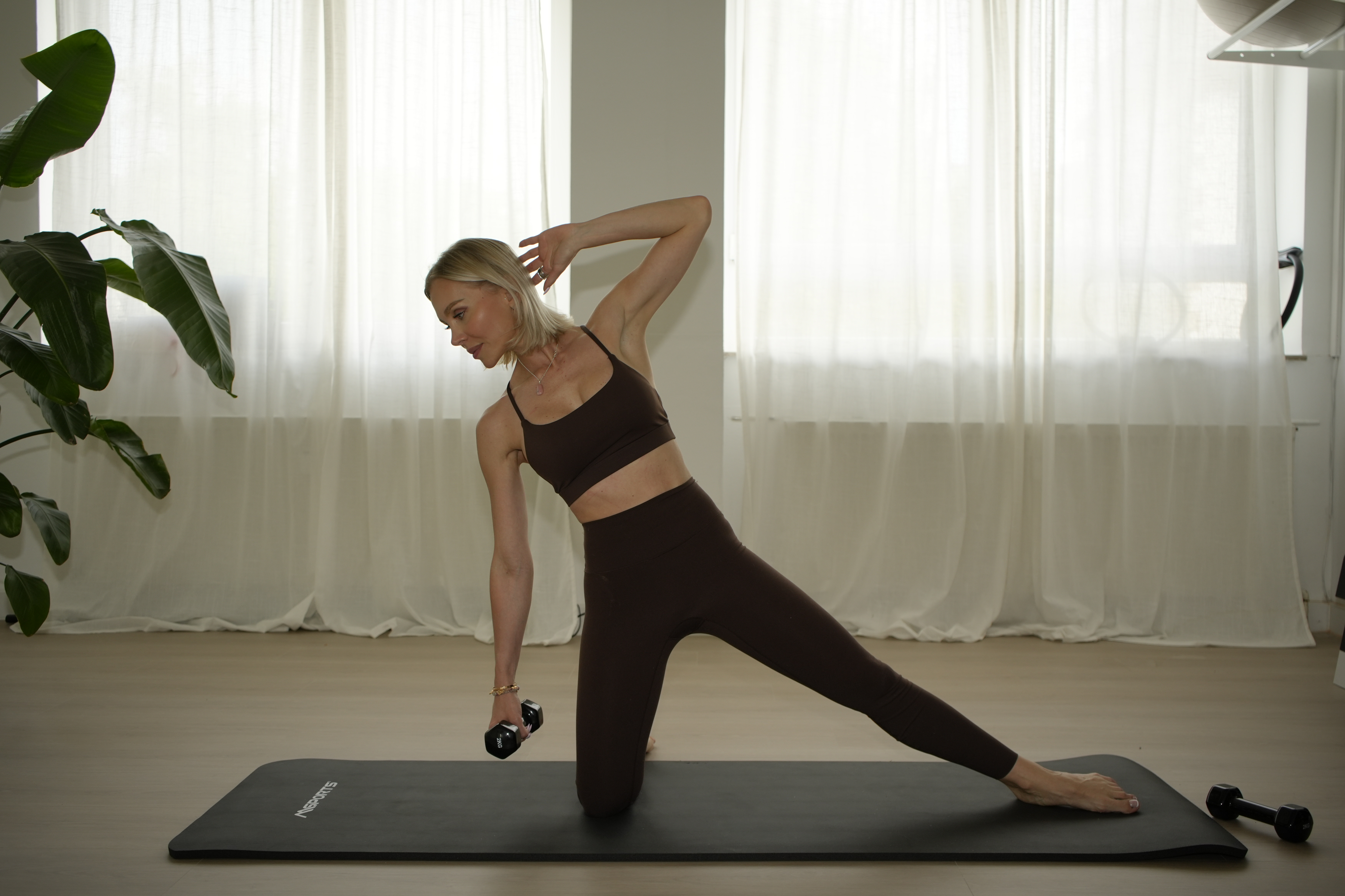 Nicole Pilates mit Hanteln